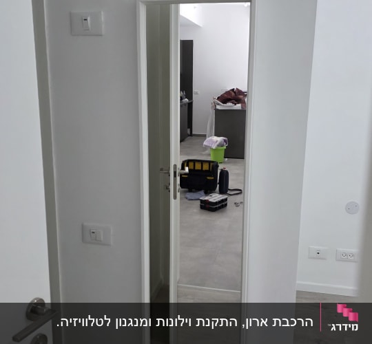 מראה על קיר עם כלים בחדר